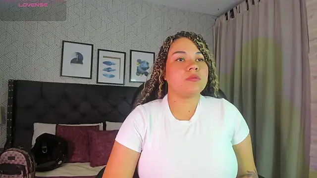 Snapshot of sophie__blare chatting on 07-17-26, 06:57 sophie blare online show from 07-17-26, 06:57