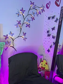 Snapshot of LindaWz_ chatting on 04-22-26, 06:38 LindaWz online show from 04-22-26, 06:38