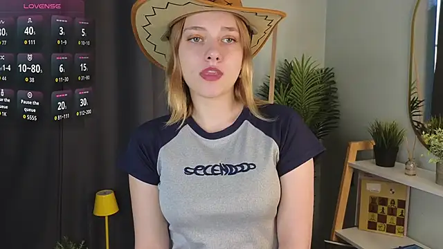 HollieCollelo online show from 10-17-25, 03:10