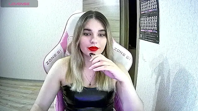 Snapshot of Kris_Moss chatting on 10-27-25, 09:52 Kris Moss online show from 10-27-25, 09:52