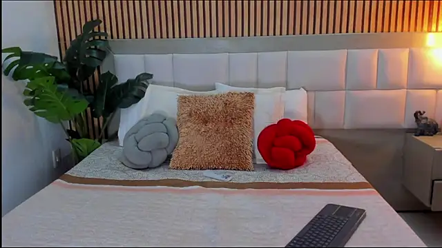 Roseaurora online show from 02-27-26, 12:49