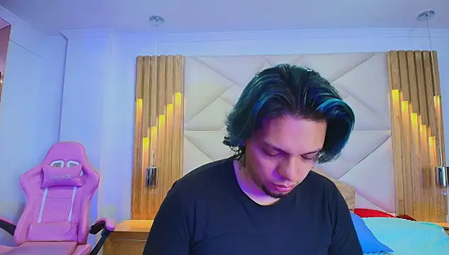 Snapshot of Laia_and_Damian chatting on 10-09-25, 07:45 Laia and Damian online show from 10-09-25, 07:45