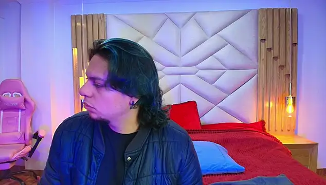 Snapshot of Laia_and_Damian chatting on 10-14-25, 07:36 Laia and Damian online show from 10-14-25, 07:36