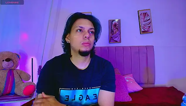 Snapshot of Laia_and_Damian chatting on 10-24-25, 12:01 Laia and Damian online show from 10-24-25, 12:01