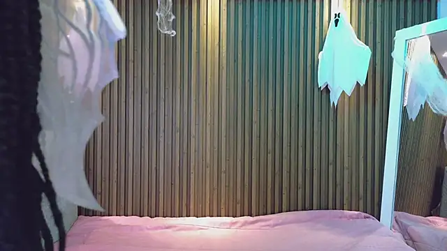 Snapshot of AlanaWalker9 chatting on 10-31-25, 04:02 AlanaWalker9 online show from 10-31-25, 04:02