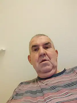 Oldmenhot66 online show from 12-23-25, 05:16