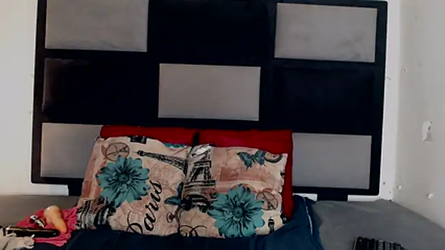 Snapshot of Freaky-boobs chatting on 11-14-25, 01:15 Freaky-boobs online show from 11-14-25, 01:15