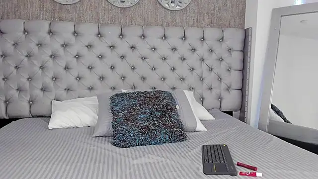 Snapshot of NahomyAngel chatting on 10-23-25, 01:32 NahomyAngel online show from 10-23-25, 01:32