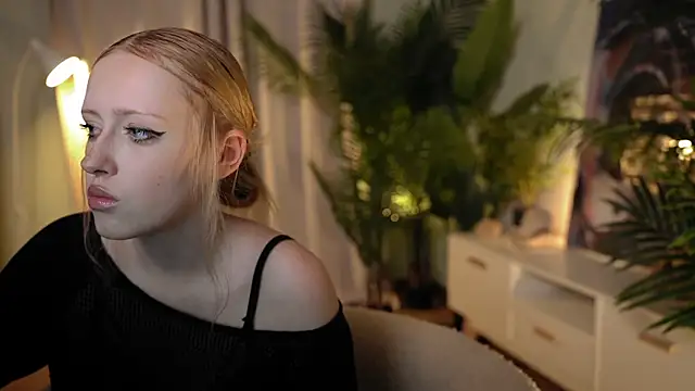 Snapshot of rosy_petal chatting on 09-08-25, 08:19 rosy petal online show from 09-08-25, 08:19