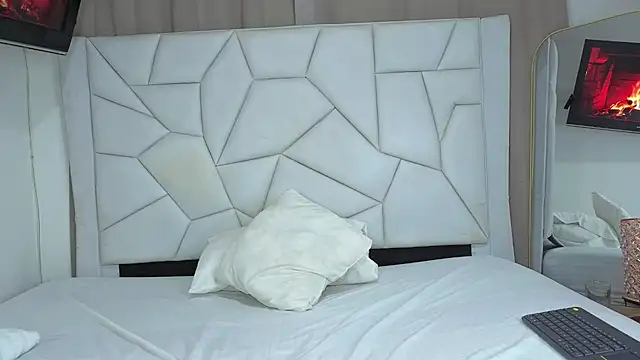 Snapshot of Paulaboterom chatting on 10-09-25, 04:38 Paulaboterom online show from 10-09-25, 04:38