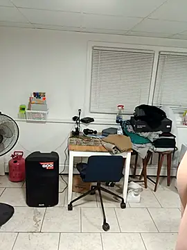 Snapshot of tripping385 chatting on 10-11-25, 02:11 tripping385 online show from 10-11-25, 02:11