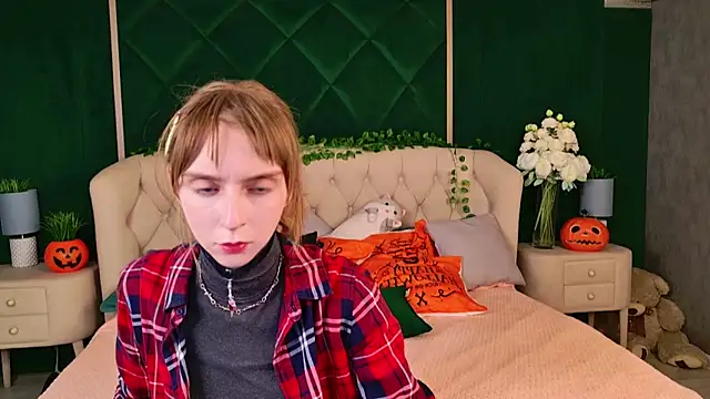 Beverly Gomes online show from 10-21-25, 03:24