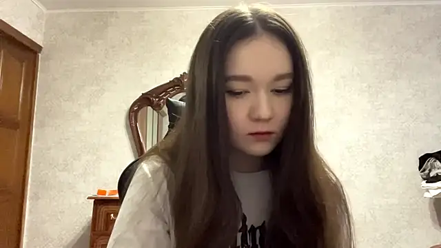 Snapshot of Pikmigirl18 chatting on 09-22-25, 01:24 Pikmigirl18 online show from 09-22-25, 01:24