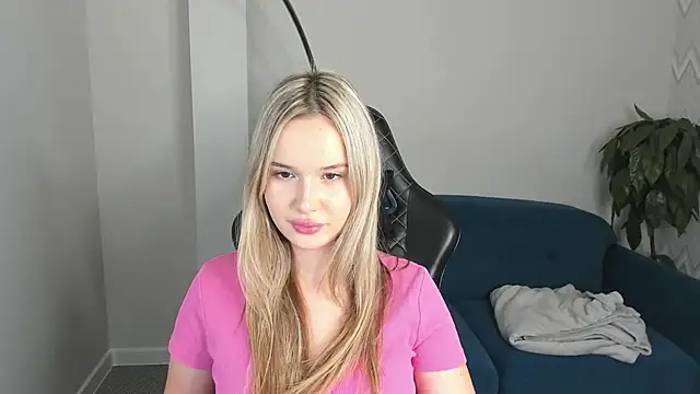 Snapshot of Nicoletta_Cooper chatting on 09-19-25, 06:15 Nicoletta Cooper online show from 09-19-25, 06:15