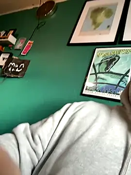 Snapshot of AverageBloke93 chatting on 10-22-25, 08:03 AverageBloke93 online show from 10-22-25, 08:03