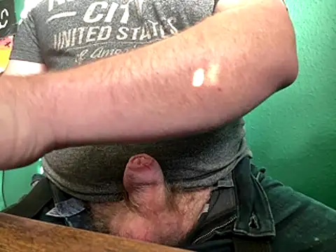 Snapshot of AverageBloke93 chatting on 11-17-25, 09:48 AverageBloke93 online show from 11-17-25, 09:48