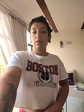 Snapshot of Coralaine_96 chatting on 09-17-25, 12:18 Coralaine 96 online show from 09-17-25, 12:18