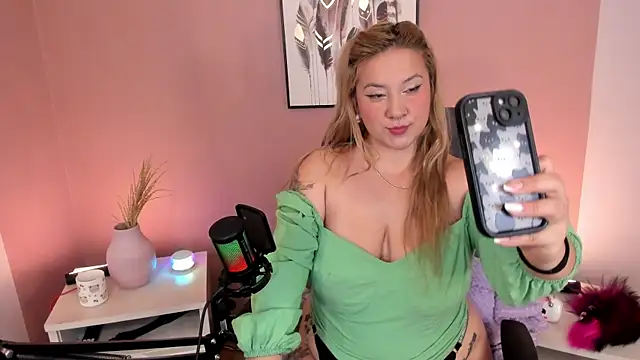 hollie joliie online show from 12-20-25, 12:12