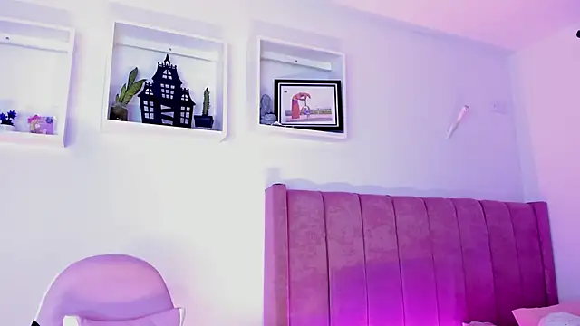 Snapshot of AliceThundeer chatting on 10-16-25, 04:02 AliceThundeer online show from 10-16-25, 04:02