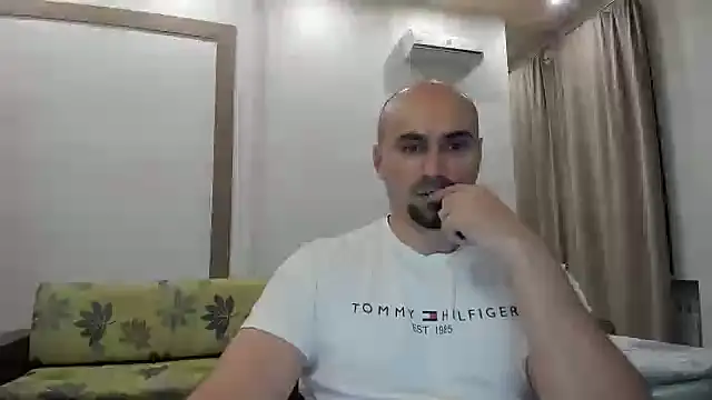 Snapshot of Gri_SH chatting on 10-20-25, 04:51 Gri SH online show from 10-20-25, 04:51