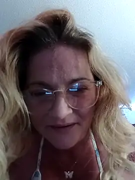 Snapshot of Goldenndoll chatting on 11-20-25, 07:46 Goldenndoll online show from 11-20-25, 07:46