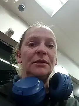 Snapshot of Goldenndoll chatting on 11-27-25, 06:59 Goldenndoll online show from 11-27-25, 06:59