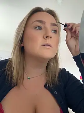 Snapshot of Elliemaee chatting on 09-18-25, 11:12 Elliemaee online show from 09-18-25, 11:12