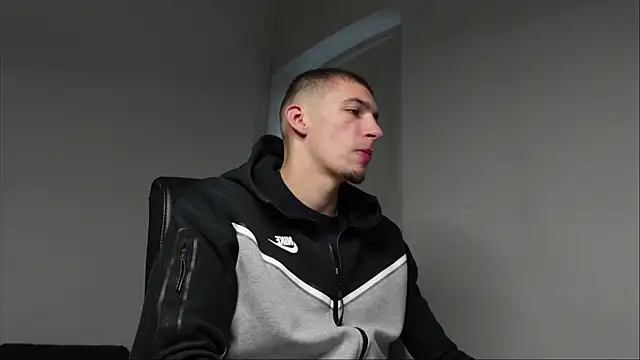 Snapshot of Ryan_Dozer chatting on 10-05-25, 05:39 Ryan Dozer online show from 10-05-25, 05:39