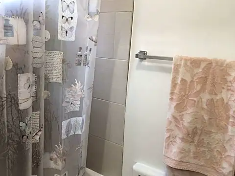 Snapshot of littyleesh1 chatting on 10-21-25, 02:40 littyleesh1 online show from 10-21-25, 02:40