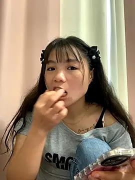 Snapshot of Emlyly-18 chatting on 09-17-25, 06:59 Emlyly-18 online show from 09-17-25, 06:59