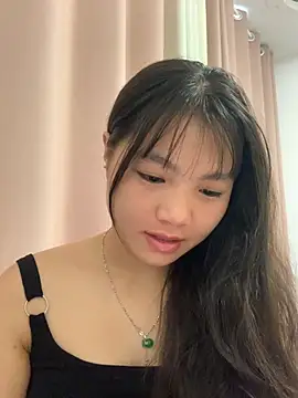 Snapshot of Emlyly-18 chatting on 09-19-25, 12:23 Emlyly-18 online show from 09-19-25, 12:23