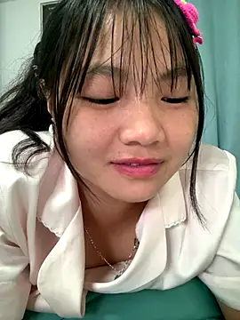 Snapshot of Emlyly-18 chatting on 10-10-25, 04:11 Emlyly-18 online show from 10-10-25, 04:11