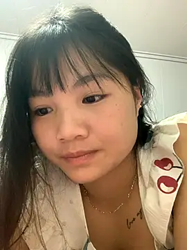 Snapshot of Emlyly-18 chatting on 10-23-25, 06:06 Emlyly-18 online show from 10-23-25, 06:06