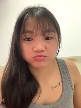 Snapshot of Emlyly-18 chatting on 11-22-25, 01:48 Emlyly-18 online show from 11-22-25, 01:48