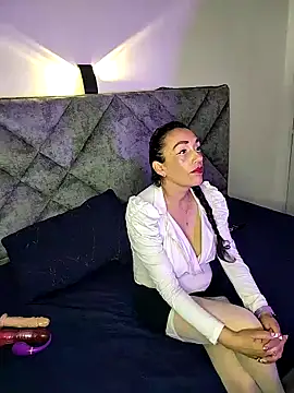 Shantey Laurent online show from 10-24-25, 02:02