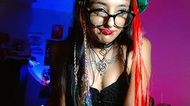 Snapshot of carolinerue chatting on 10-19-25, 04:24 carolinerue online show from 10-19-25, 04:24