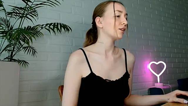 Snapshot of WhitePrincessLuna chatting on 07-02-26, 01:06 WhitePrincessLuna online show from 07-02-26, 01:06