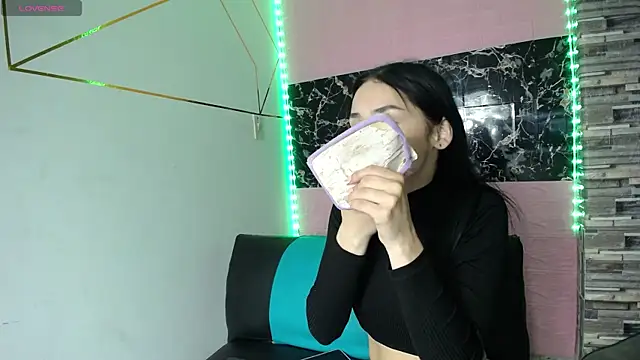 Snapshot of emmydurant chatting on 10-10-25, 07:46 emmydurant online show from 10-10-25, 07:46