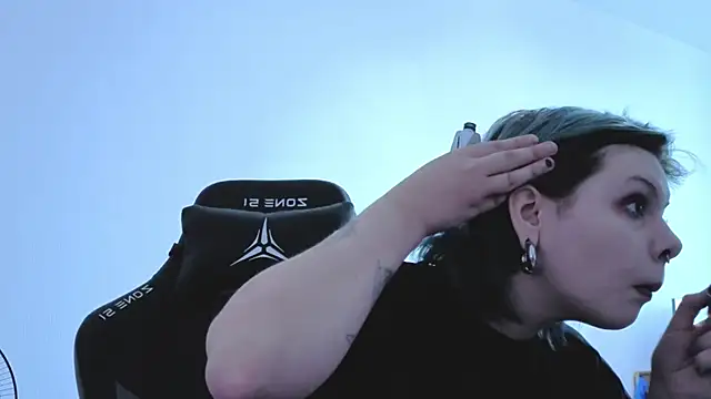 Snapshot of Alice_Zev chatting on 09-11-25, 01:22 Alice Zev online show from 09-11-25, 01:22