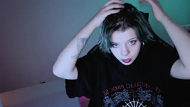 Snapshot of Alice_Zev chatting on 09-18-25, 08:22 Alice Zev online show from 09-18-25, 08:22