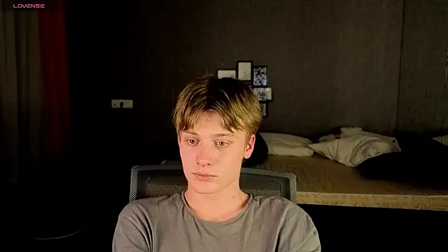 Snapshot of LouieEvans chatting on 10-12-25, 08:08 LouieEvans online show from 10-12-25, 08:08