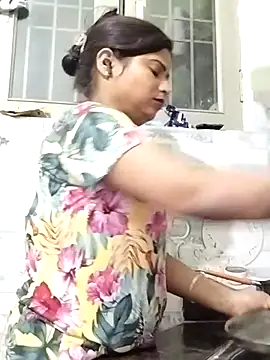 Snapshot of Hot-Pooja25 chatting on 04-11-26, 05:28 Hot-Pooja25 online show from 04-11-26, 05:28