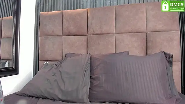 Snapshot of Sussy_Vixen chatting on 09-22-25, 08:11 Sussy Vixen online show from 09-22-25, 08:11