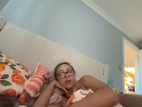 petitelucyXoxx online show from 04-28-26, 06:35