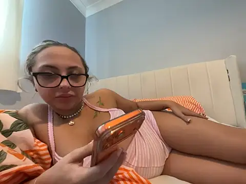 petitelucyXoxx online show from 05-07-26, 09:14