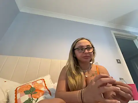 petitelucyXoxx online show from 05-18-26, 06:03