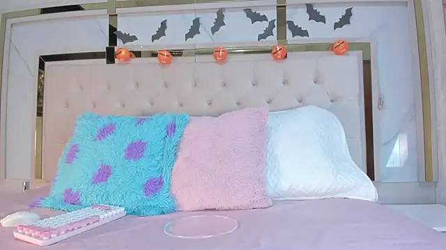 Snapshot of Cameron_Hearts chatting on 10-16-25, 12:28 Cameron Hearts online show from 10-16-25, 12:28