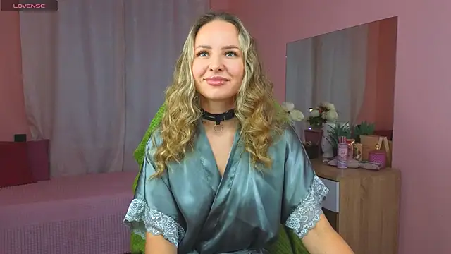 Snapshot of Hloya_Mei chatting on 09-13-25, 11:37 Hloya Mei online show from 09-13-25, 11:37