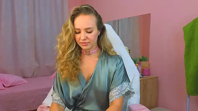 Snapshot of Hloya_Mei chatting on 10-08-25, 12:30 Hloya Mei online show from 10-08-25, 12:30