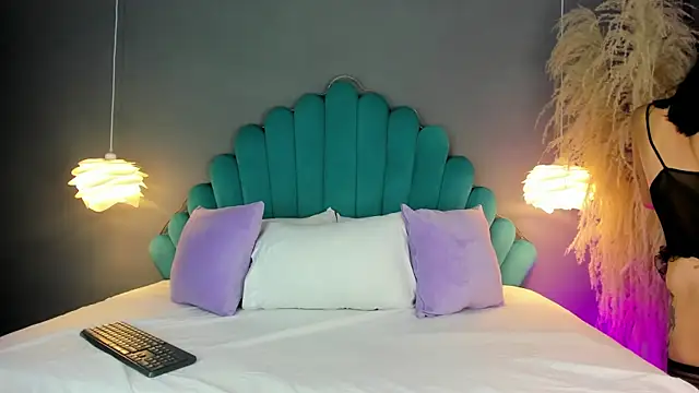 LunaBloomn online show from 10-24-25, 05:09